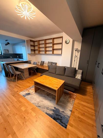 Apartament cu 3 camere semidecomandat în Băneasa