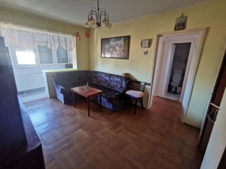 Apartament cu 3 camere decomandat în Exterior Vest