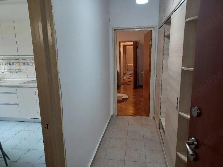 Apartament cu 3 camere semidecomandat în Centrul Civic