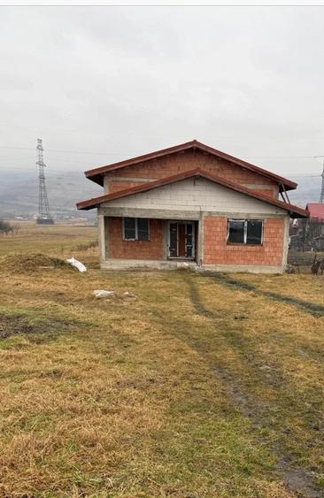 Casă cu 4 camere cu Teren 1800 Mp în Gădălin