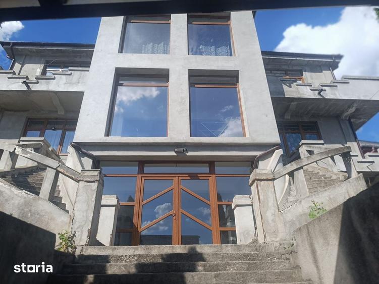 Casă cu 10 camere cu Teren 970 Mp în Calea București