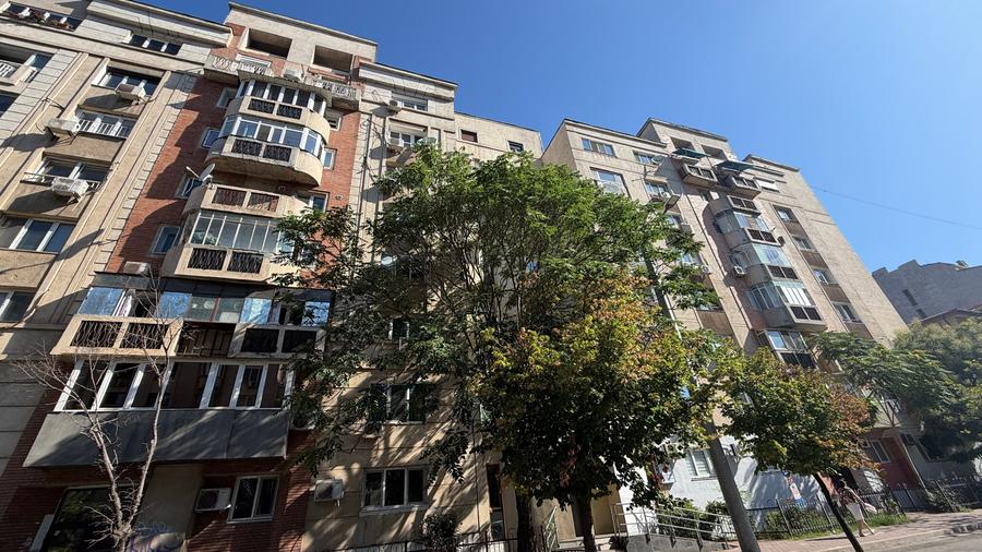 Apartament cu 4 camere decomandat în P-ța Muncii