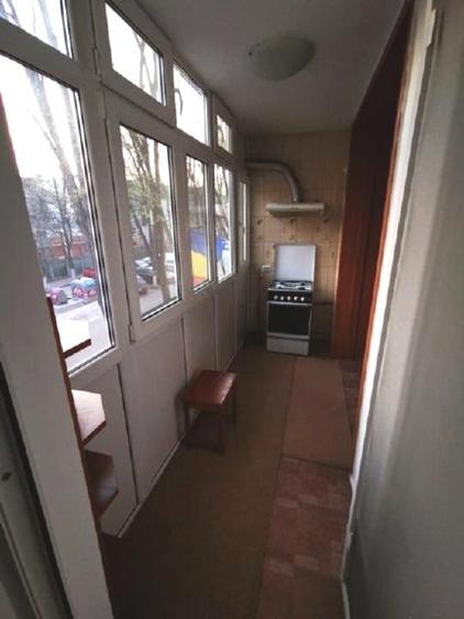 Apartament cu 3 camere semidecomandat, mobilat în Titan