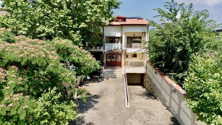 Casă individuală cu 6 camere cu Piscina în Ciofliceni