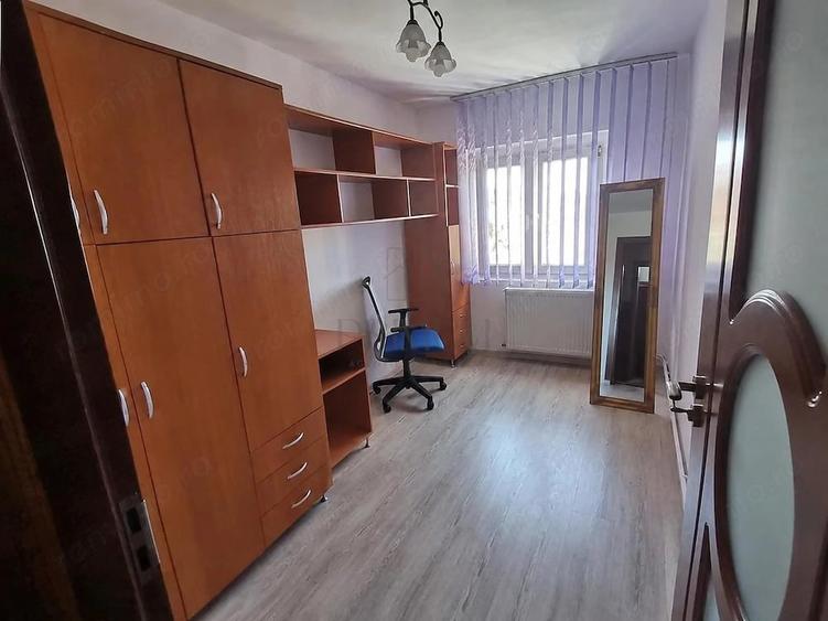 Apartament cu 3 camere decomandat în Girocului
