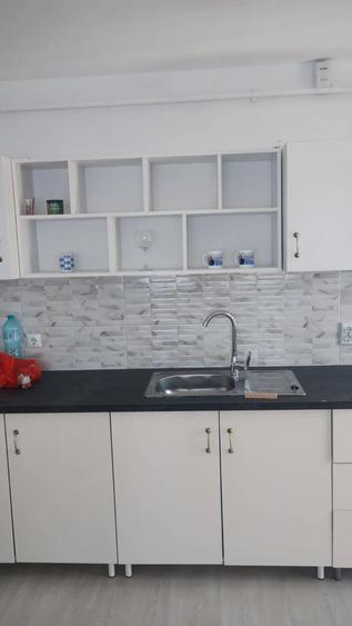 Apartament cu 3 camere decomandat în Florești