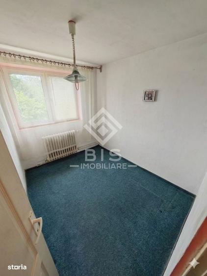 Apartament cu 3 camere semidecomandat în Decebal