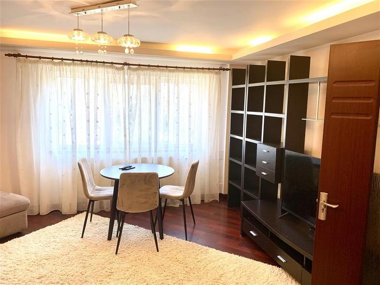 Apartament cu 3 camere semidecomandat în Rogerius