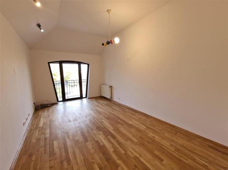 Casă individuală cu 8 camere cu Teren 2756 Mp în Sântandrei
