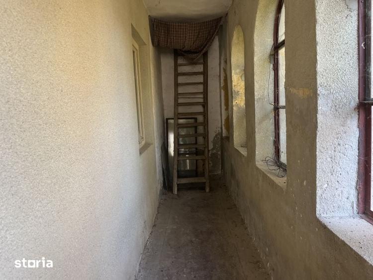 Casă cu 8 camere cu Teren 1150 Mp în Coșteiu