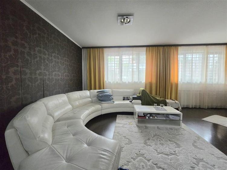 Apartament cu 5 camere semidecomandat în Bucureștii Noi