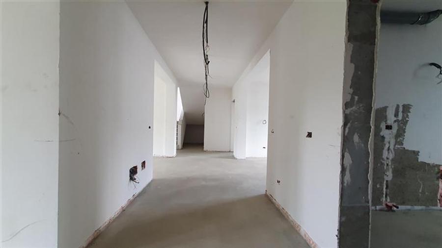 Casă individuală cu 7 camere cu Teren 450 Mp în Moara