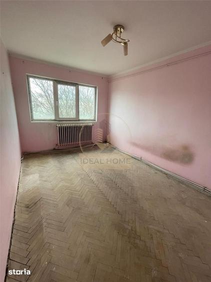 Apartament cu 3 camere decomandat în Podul de Piatră