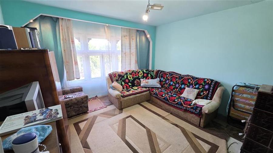 Casă individuală cu 9 camere cu Teren 4400 Mp în Petrilova