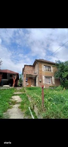 Casă cu 4 camere cu Teren 1200 Mp în Central
