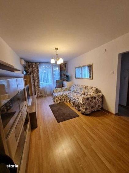 Apartament cu 3 camere semidecomandat în Teiul Doamnei