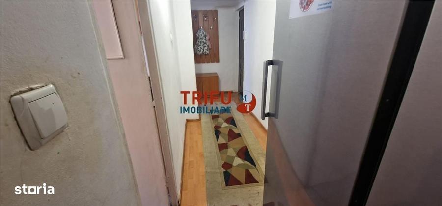 Apartament cu 3 camere semidecomandat în Cetate