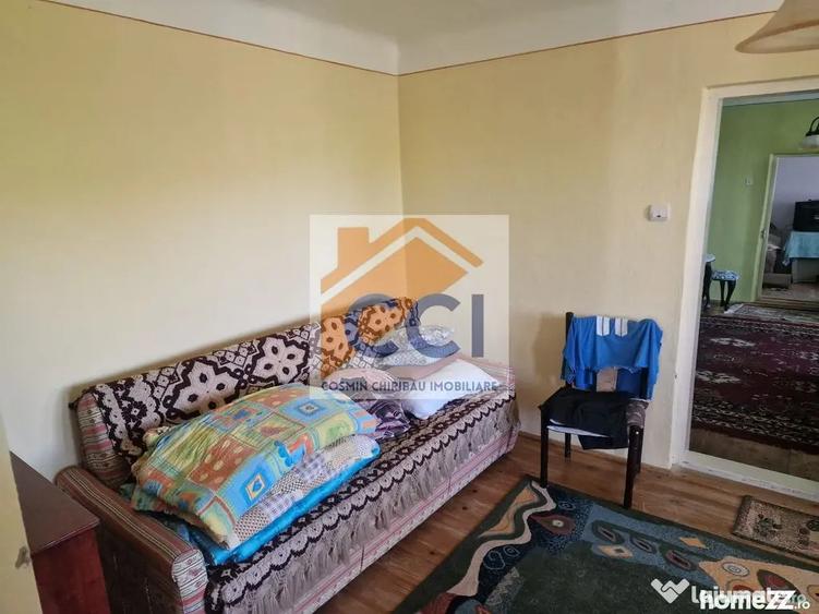 Casă cu 5 camere cu Teren 10426 Mp în Est