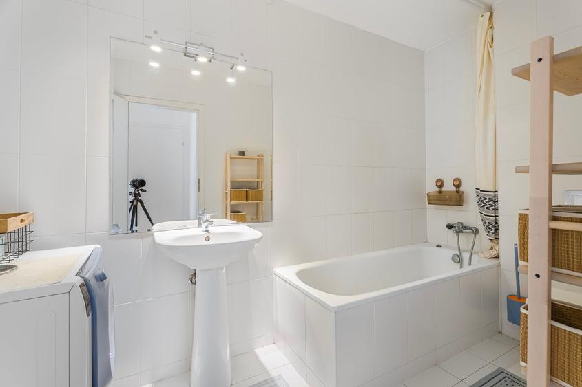 Apartament cu 3 camere semidecomandat în Calea Călărașilor