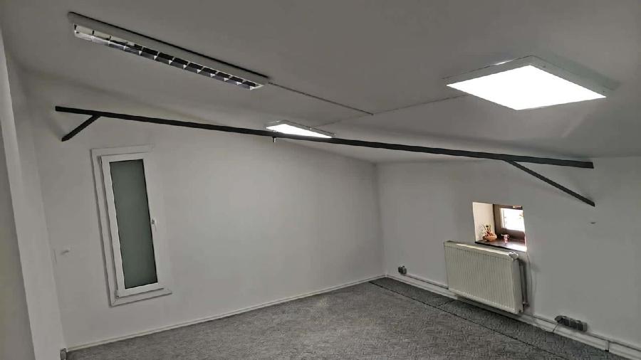 Casă individuală cu 10 camere cu Teren 200 Mp în Central