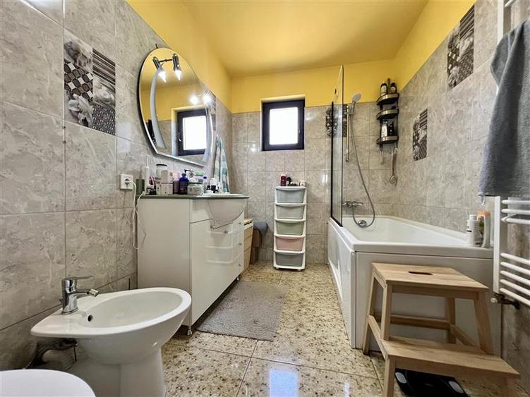 Casă individuală cu 4 camere cu Canalizare în Miroslava
