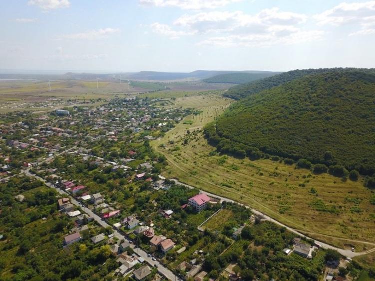 Casă individuală cu 18 camere cu Teren 2000 Mp în Est