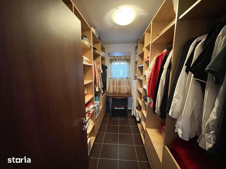 Casă cu 6 camere cu Teren 1629 Mp în Plopu