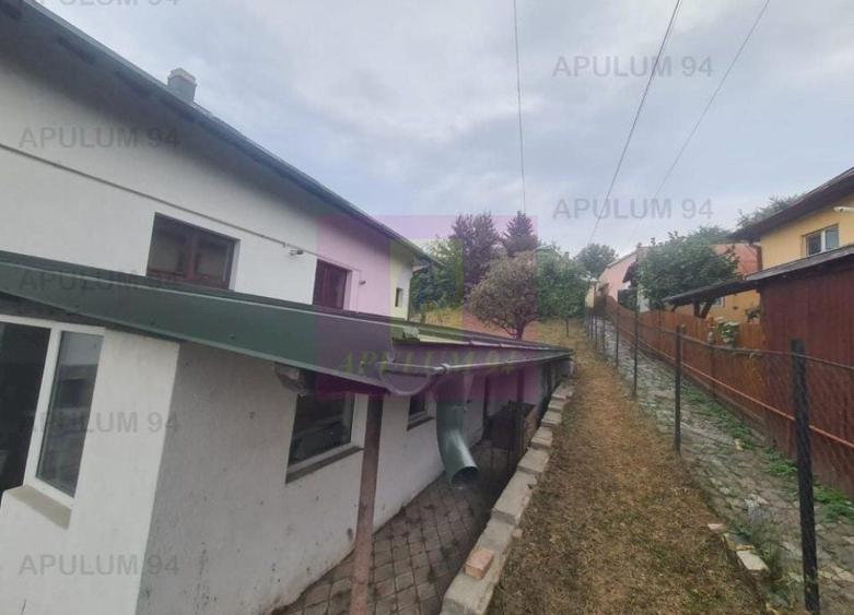 Casă individuală cu 9 camere decomandat cu Canalizare în Central