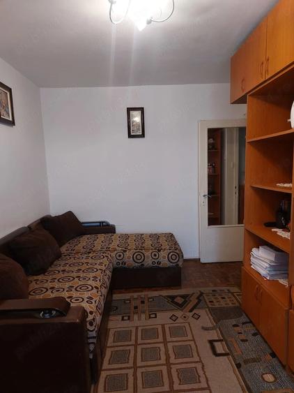 Apartament cu 3 camere semidecomandat în Valea Rosie
