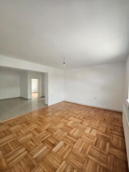 Casă individuală cu 8 camere cu Teren 510 Mp în Central