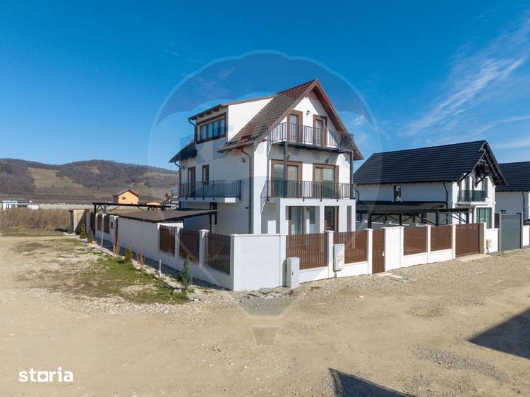 Casă cu 9 camere cu Teren 501 Mp în Astra