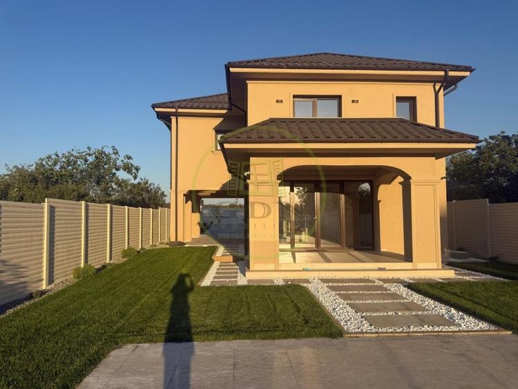Casă individuală cu 4 camere cu Piscina în Bariera Vâlcii