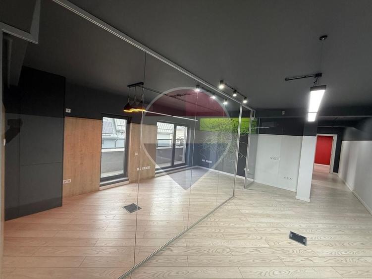 Casă individuală cu 13 camere cu Teren 600 Mp în Zorilor