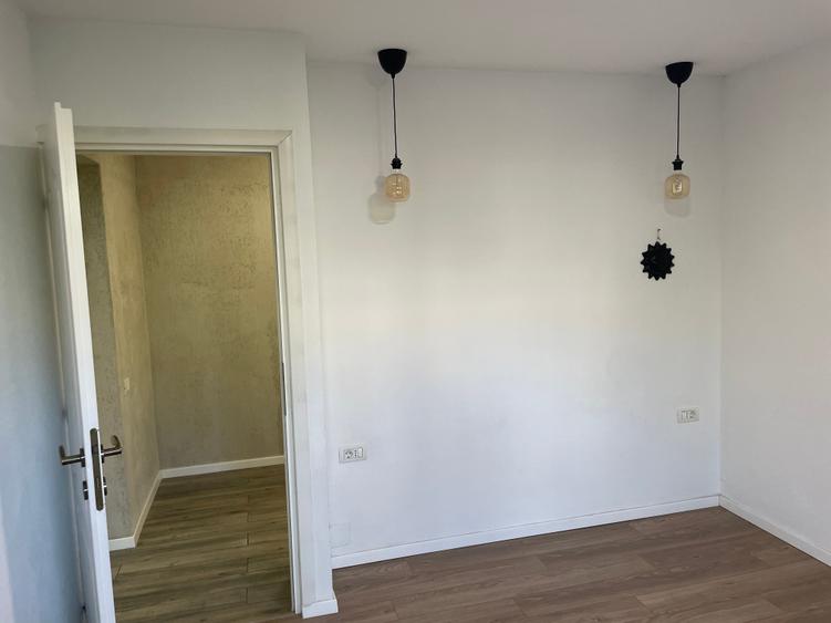 Apartament cu 3 camere decomandat în Titan
