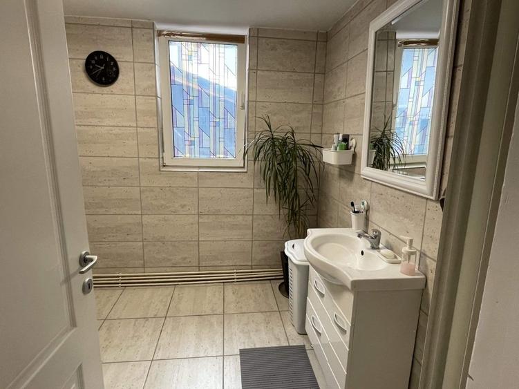 Casă individuală cu 5 camere cu Canalizare în Central