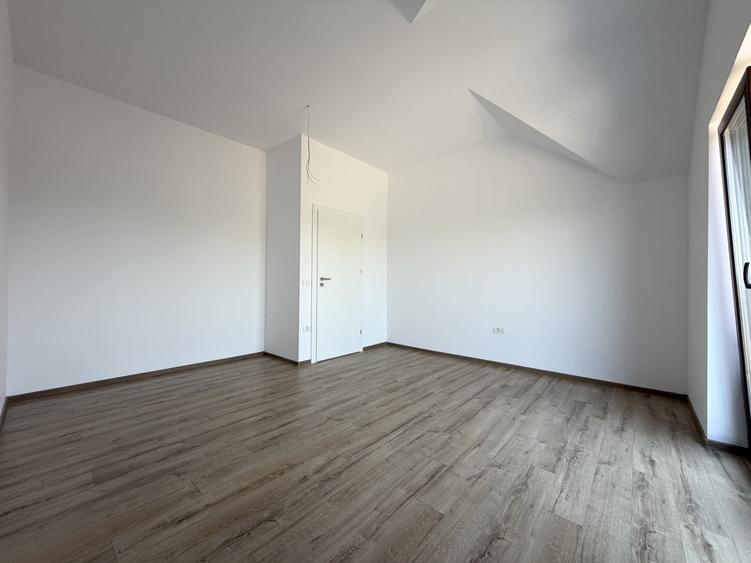 Duplex cu 4 camere cu Canalizare în Covaci