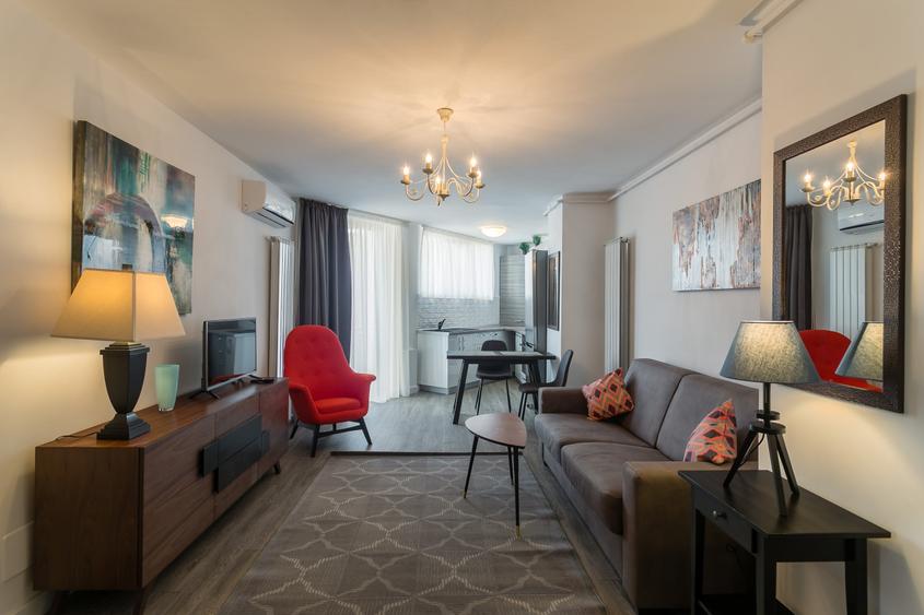 Apartament cu 2 camere semidecomandat, mobilat în Calea Victoriei