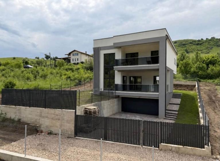 Casă individuală cu 4 camere cu Garaj în Făget