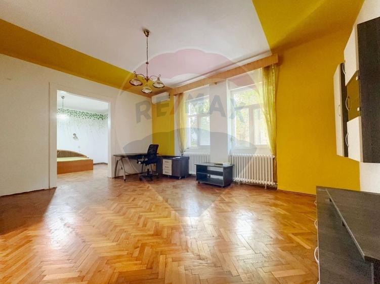 Casă individuală cu 6 camere cu Teren 365 Mp în Elisabetin
