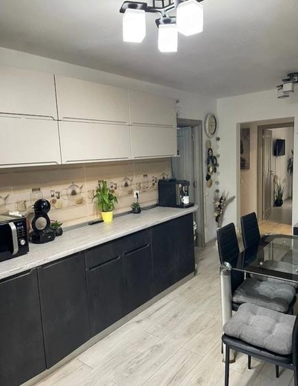 Apartament cu 3 camere decomandat în Baicului