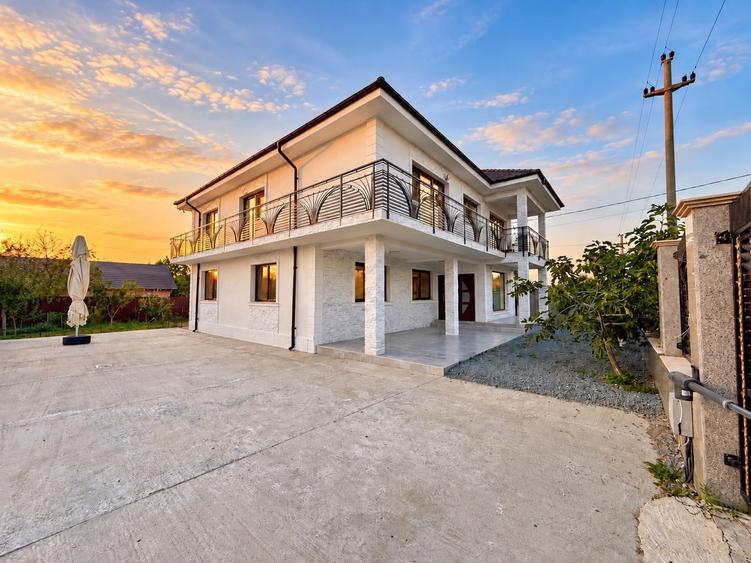 Casă individuală cu 6 camere cu Canalizare în Corbu