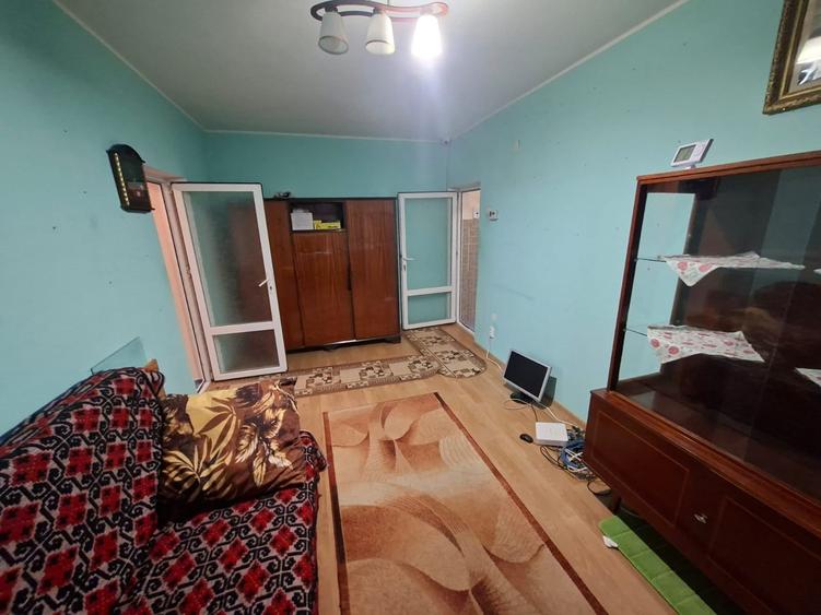 Apartament cu 2 camere semidecomandat în Podu Roș