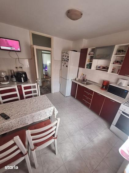 Apartament cu 3 camere decomandat în Girocului