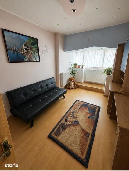 Apartament cu 4 camere decomandat în Mioriței
