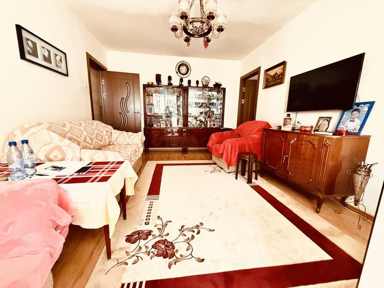 Apartament cu 3 camere semidecomandat în