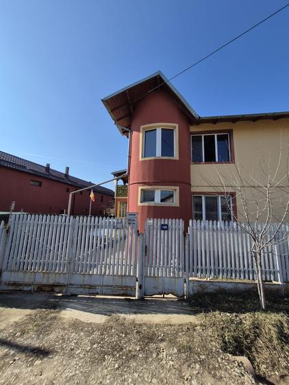 Casă individuală cu 5 camere cu Teren 195 Mp în Blejoi