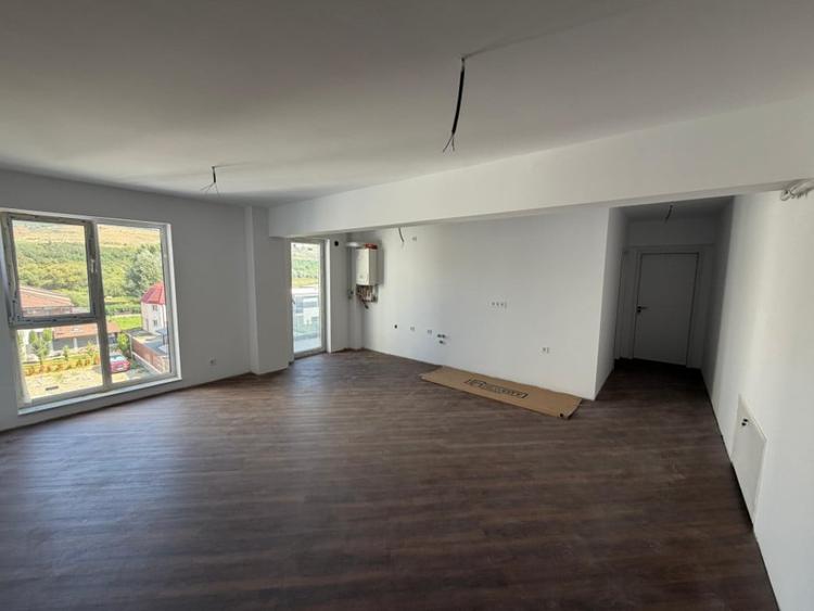 Apartament cu 3 camere semidecomandat în Florești — fotografia 1