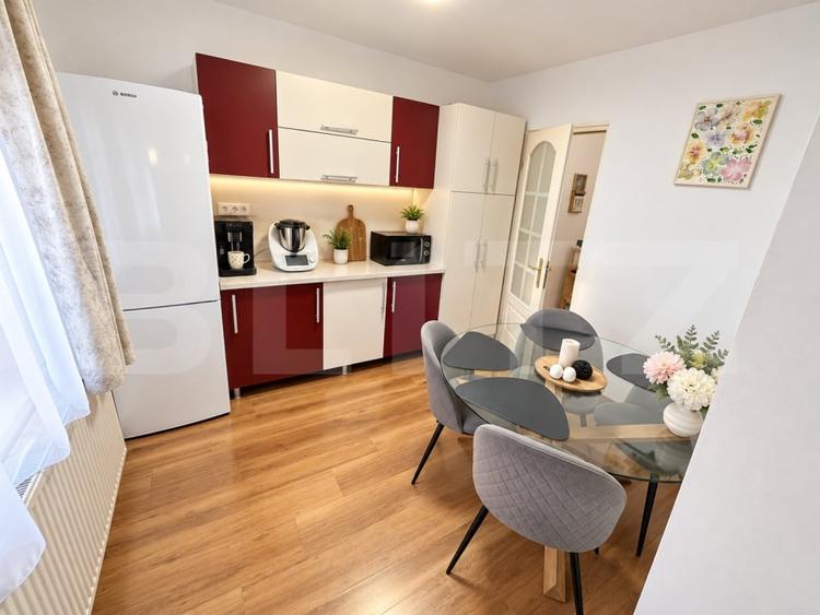 Apartament cu 3 camere semidecomandat, mobilat în Central