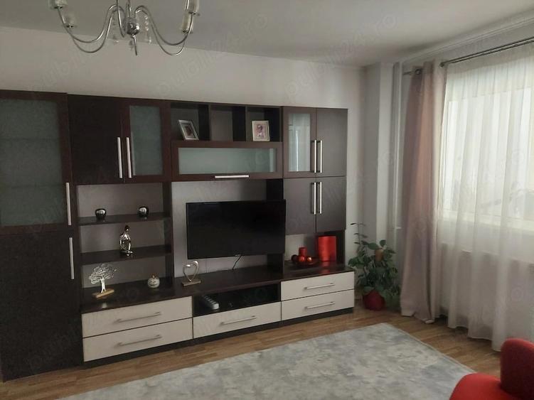 Apartament cu 3 camere semidecomandat în Tineretului