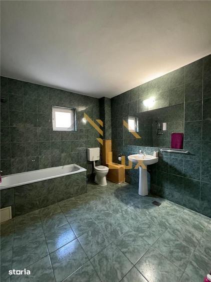Casă cu 6 camere cu Teren 300 Mp în Valea Roșie
